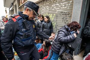 Davant del domicili si ha aplegat més d’un centenar de persones per impedir el desnonament