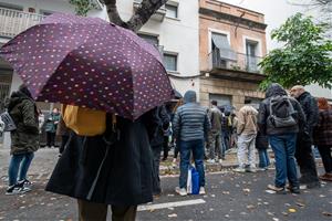 Davant del domicili si ha aplegat més d’un centenar de persones per impedir el desnonament