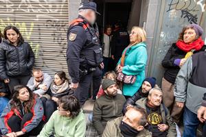 Davant del domicili si ha aplegat més d’un centenar de persones per impedir el desnonament