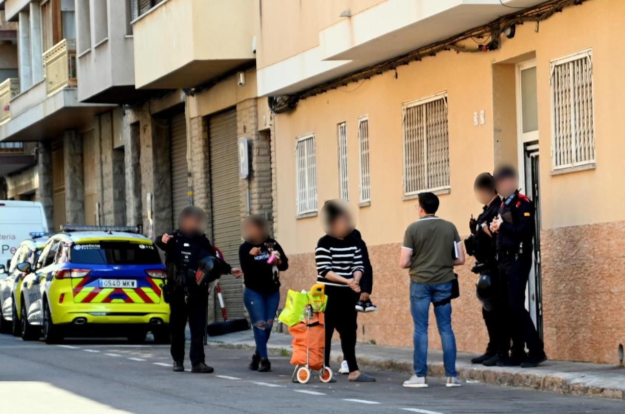 Desallotgen set habitatges del carrer de Josep Carner del Vendrell ocupats il·legalment des del 2024. Ajuntament del Vendrell