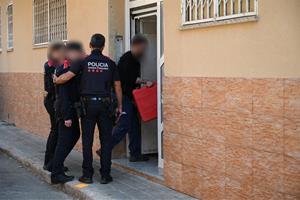 Desallotgen set habitatges del carrer de Josep Carner del Vendrell ocupats il·legalment des del 2024
