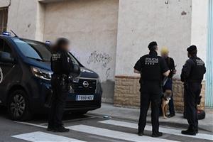 Desallotgen set habitatges del carrer de Josep Carner del Vendrell ocupats il·legalment des del 2024