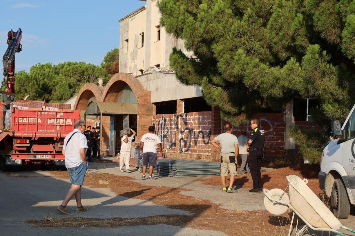 Desallotjat l’antic Hostal del Penedès per risc per a les persones. Santa Margarida i Monjos