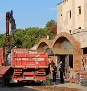 Desallotjat l’antic Hostal del Penedès per risc per a les persones