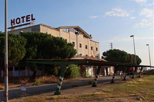Desallotjat l’antic Hostal del Penedès per risc per a les persones