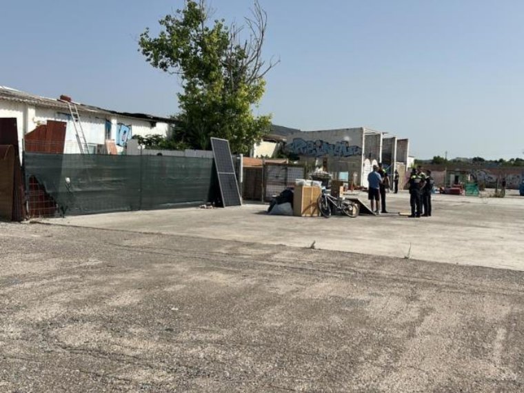 Desallotjat un assentament irregular al carrer dels Crespellins de Vilanova i la Geltrú . Ajuntament de Vilanova