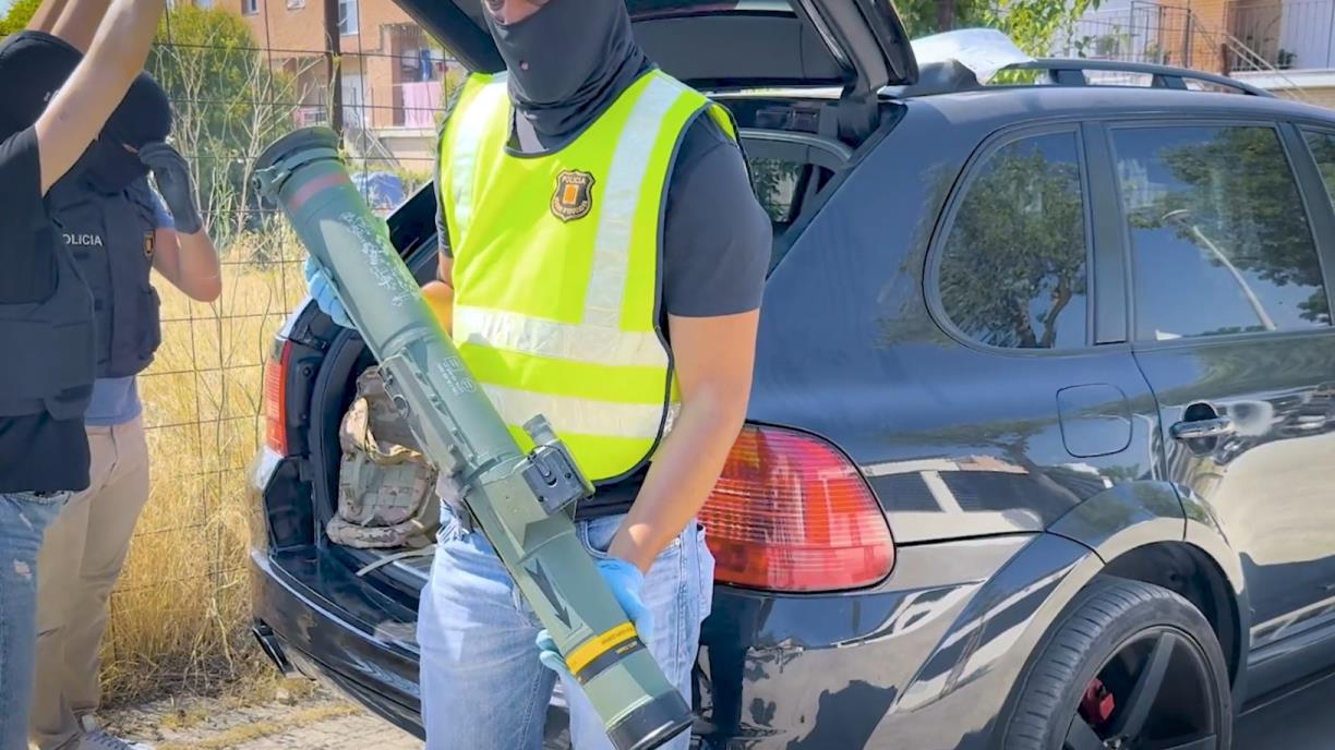 Desarticulada una organització de tràfic d'armes que operava des d'una presó: intervenen més de 40 armes i un llançacoets. Mossos d'Esquadra