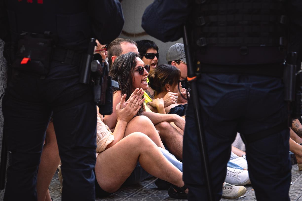 Desnonament de dilluns passat d’una família al carrer Lepant amb tres fills menors. @tgamadeu_photo