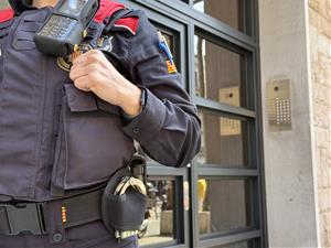 Detenen una parella per robar una targeta de crèdit a una dona de 85 anys a Igualada i extreure 2.000 euros. Mossos d'Esquadra