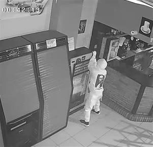 Detingut al Vendrell un home relacionat amb sis robatoris amb força en establiments