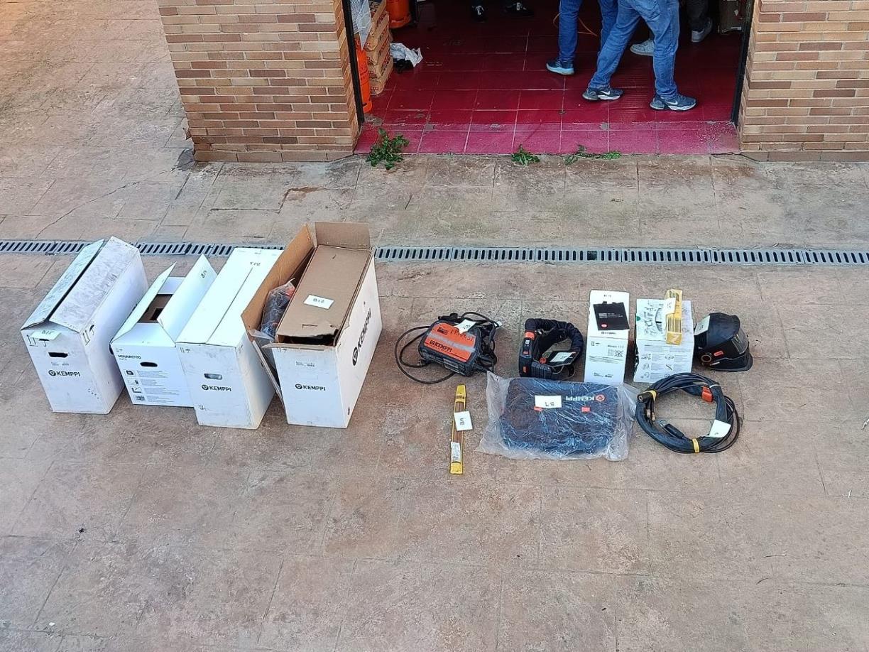 Detinguts dos homes a Cubelles i Olivella per sostreure maquinària i un camió a Barcelona. Mossos d'Esquadra