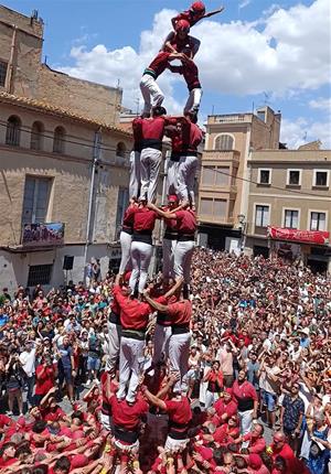 Diada castellera de Santa Anna a la mítica plaça Vella. Eix