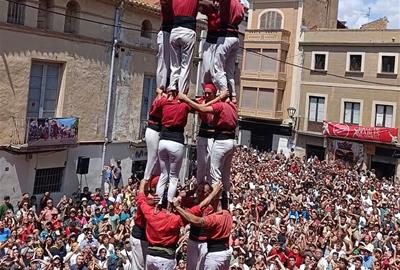 Diada castellera de Santa Anna a la mítica plaça Vella. Eix