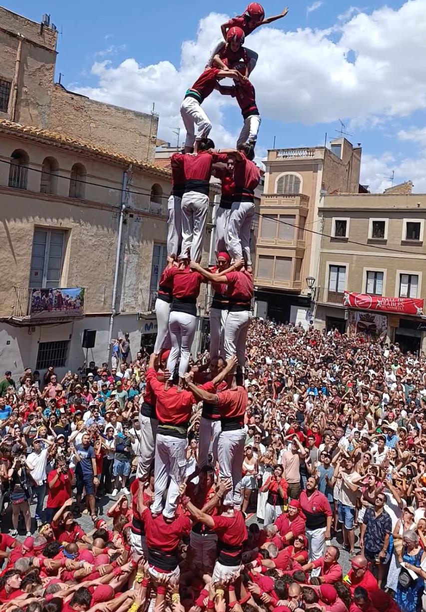 Diada castellera de Santa Anna a la mítica plaça Vella. Eix