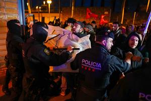 Diverses carreteres tallades arreu de Catalunya amb motiu de la vaga educativa. ACN
