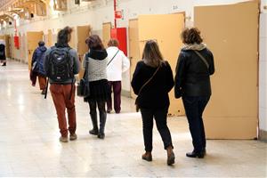 Diversos ciutadans passegen per una galeria de la Model de Barcelona. ACN / Jordi Bataller