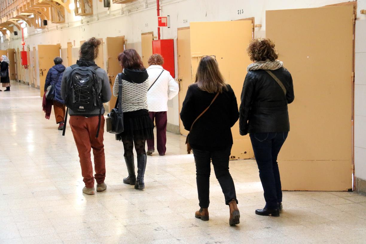 Diversos ciutadans passegen per una galeria de la Model de Barcelona. ACN / Jordi Bataller