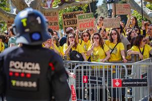 Docents es concentren davant del Parlament . ACN / Jordi Borràs