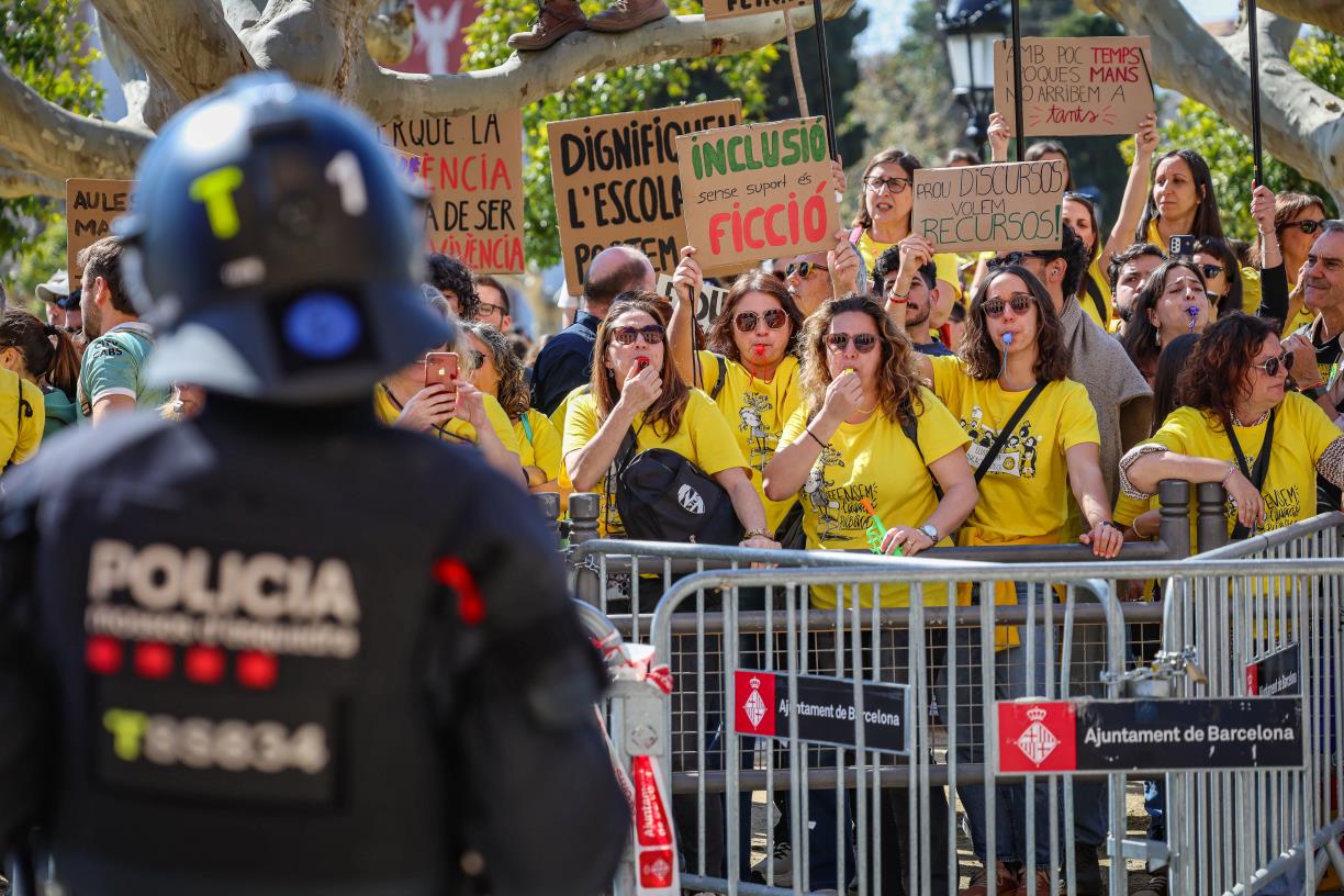Docents es concentren davant del Parlament . ACN / Jordi Borràs