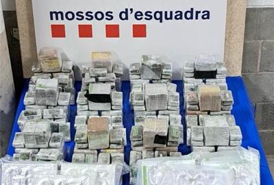 Dos detinguts en la intervenció de 65 quilos d'haixix i sis de cocaïna que tenien previst lliurar al Baix Llobregat. ACN