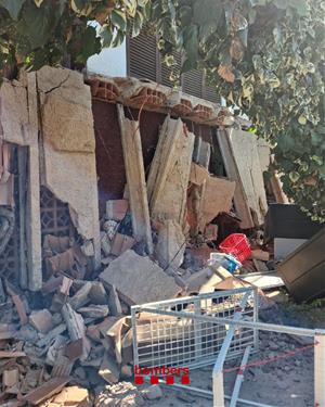 Dos ferits per l'ensorrament del balcó d'un habitatge unifamiliar a Calafell. Bombers