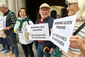 Dos pensionistes reclamant que es blindin les pensions a la Constitució. ACN