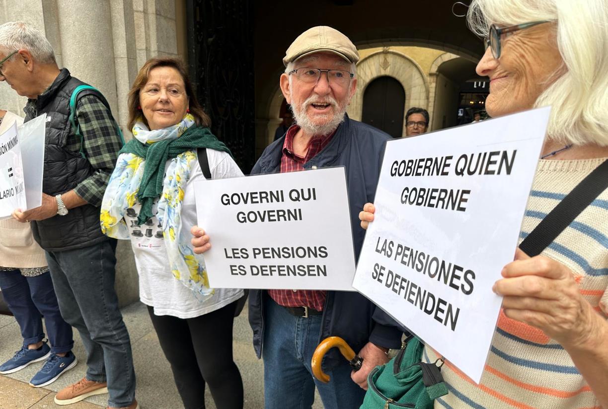 Dos pensionistes reclamant que es blindin les pensions a la Constitució. ACN