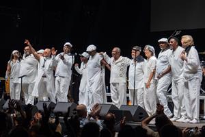 Earth, Wind & Fire Experience by Al McKay triomfa a Sitges en el seu únic concert a l'Estat amb el Terramar ple. Festival de Terramar