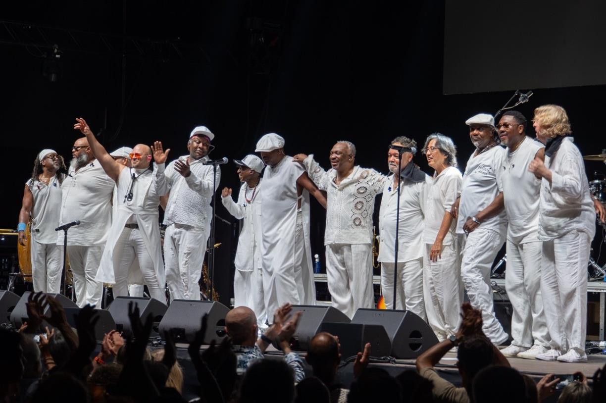 Earth, Wind & Fire Experience by Al McKay triomfa a Sitges en el seu únic concert a l'Estat amb el Terramar ple. Festival de Terramar