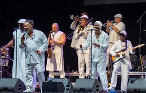 Earth, Wind & Fire Experience by Al McKay triomfa a Sitges en el seu únic concert a l'Estat amb el Terramar ple