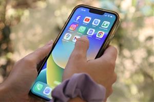 El 23% dels adolescents utilitza internet de forma compulsiva i un 16% podria tenir un ús problemàtic de les xarxes. ACN