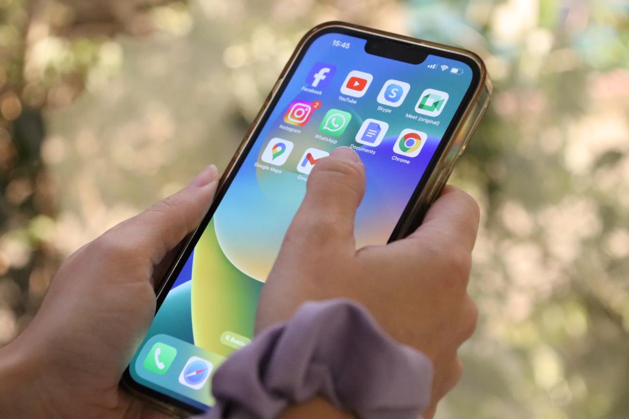 El 23% dels adolescents utilitza internet de forma compulsiva i un 16% podria tenir un ús problemàtic de les xarxes. ACN