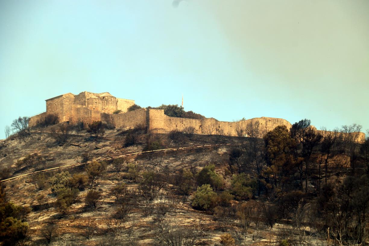 El Castell de Claramunt estarà tancat fins que acabin els treballs de retirada d'arbres cremats i la millora d'accessos. ACN