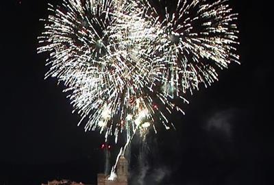 El castell de foc de Sant Bartomeu es reinventa per protegir l’església restaurada de Sitges. Ajuntament de Sitges