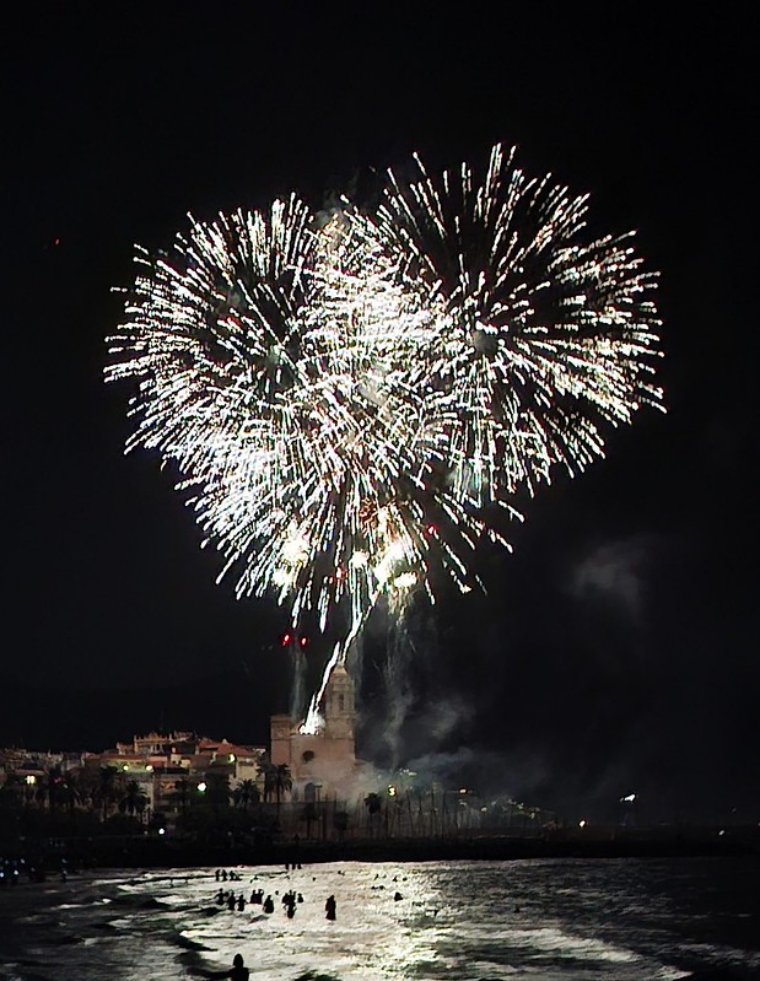 El castell de foc de Sant Bartomeu es reinventa per protegir l’església restaurada de Sitges. Ajuntament de Sitges