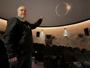 El director del PAM, Salvador Ribas, mostrant una simulació d'eclipsi de sol projectada al planetari  . ACN