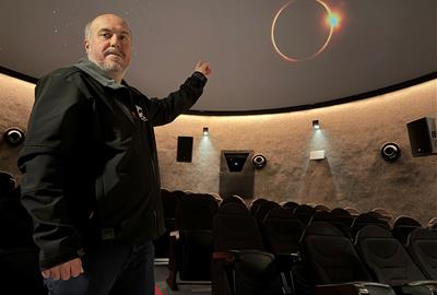 El director del PAM, Salvador Ribas, mostrant una simulació d'eclipsi de sol projectada al planetari  . ACN