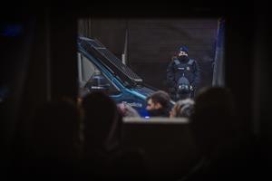 El dispositiu policial a les portes del domicili de Carme Alcaraz. @tgamadeu_photo