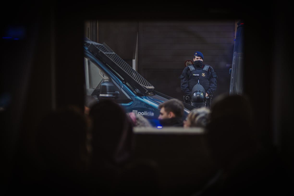 El dispositiu policial a les portes del domicili de Carme Alcaraz. @tgamadeu_photo