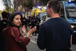 El dispositiu policial a les portes del domicili de Carme Alcaraz