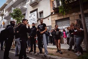 El dispositiu policial a les portes del domicili de Carme Alcaraz