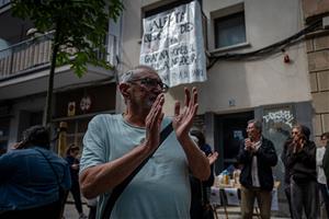 El dispositiu policial a les portes del domicili de Carme Alcaraz