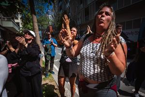 El dispositiu policial a les portes del domicili de Carme Alcaraz