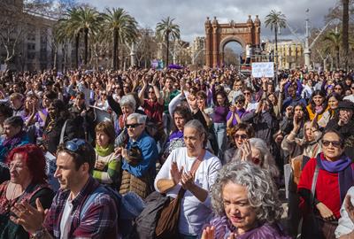 El feminisme omple Barcelona pel 8-M amb crits del "no a la guerra" i contra el patriarcat i l'"imperialisme colonial". ACN
