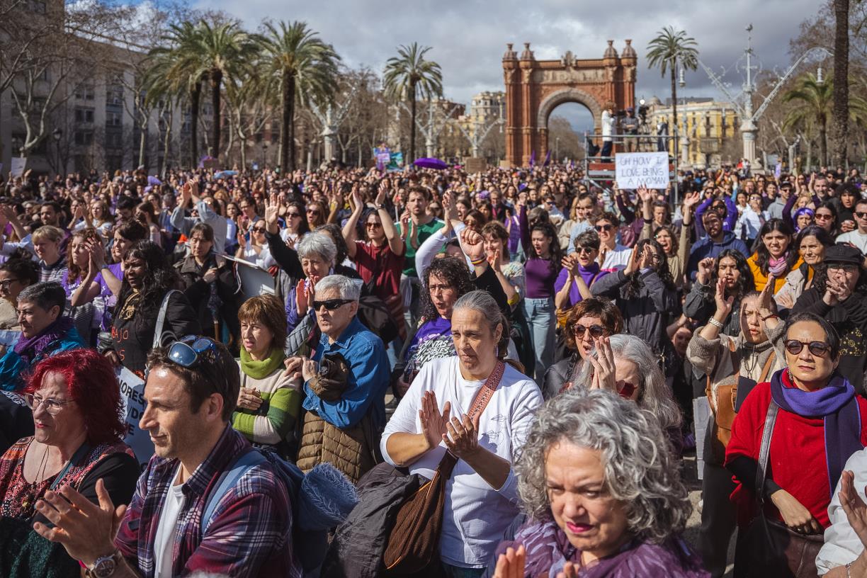 El feminisme omple Barcelona pel 8-M amb crits del 