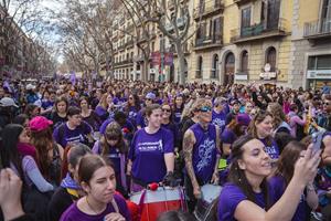 El feminisme omple Barcelona pel 8-M amb crits del 
