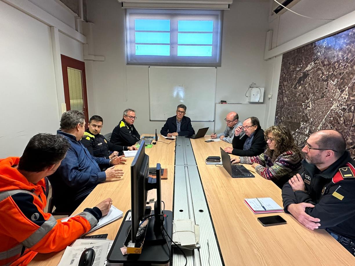 El fort vent obliga a ajornar l’Arribada del Rei Carnestoltes a Vilafranca i genera una quarantena d’incidències a la ciutat. Ajuntament de Vilafranca