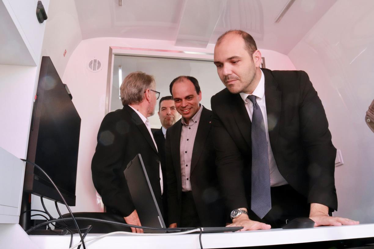 El Govern desplega oficines mòbils d'atenció ciutadana per apropar els tràmits públics a 200 municipis. ACN