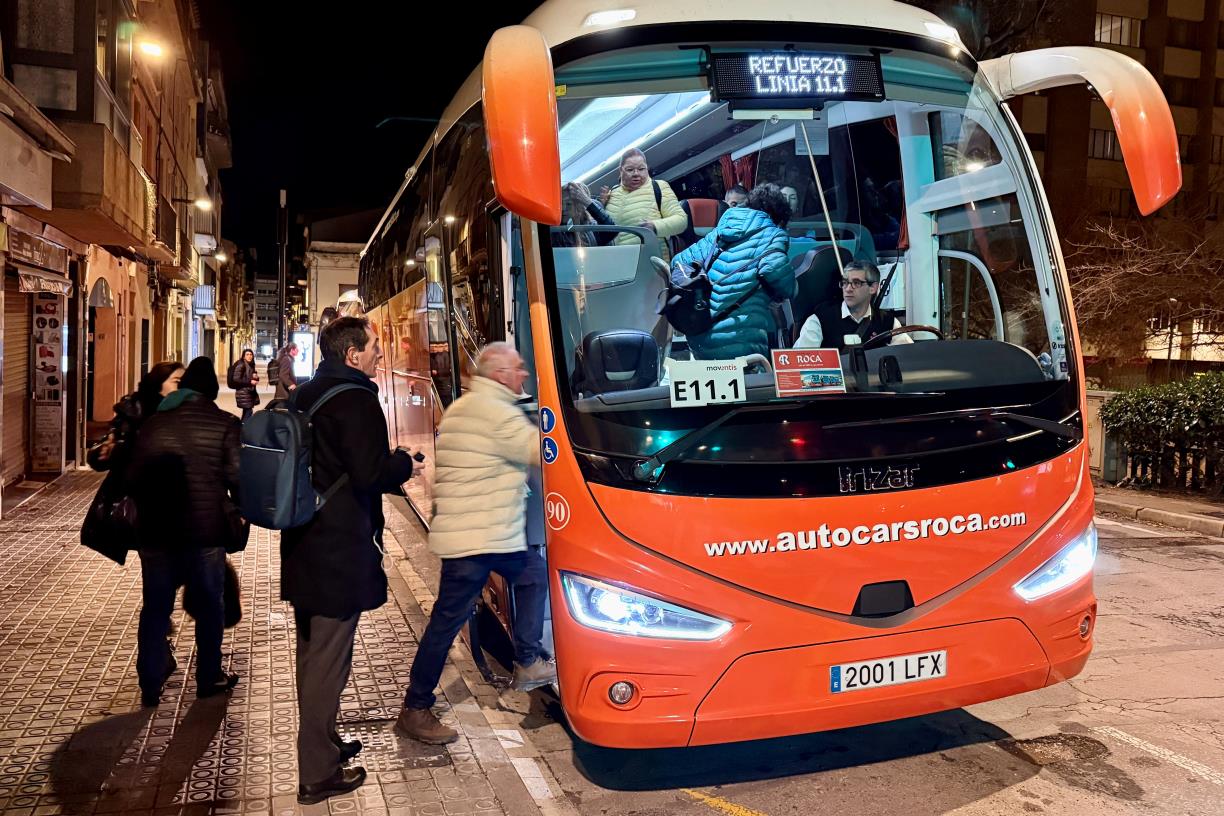 El Govern va pagar 11,2 milions a una vintena d'empreses d'autobusos interurbans durant els talls a Rodalies. ACN