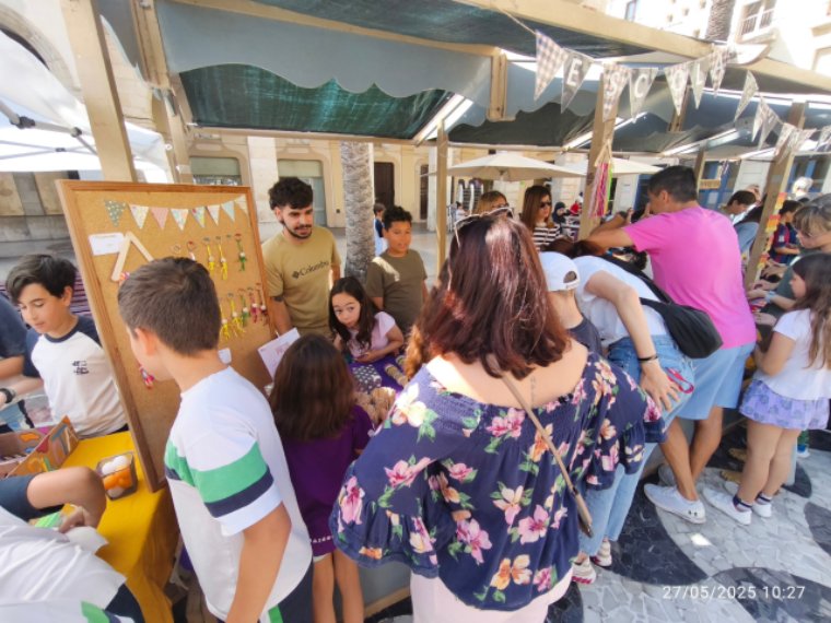 El Mercat de Joves Emprenedors torna a la plaça de la Vila amb la participació de 419 infants de primària. Ajuntament de Vilanova